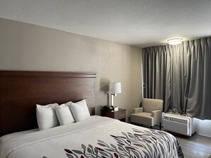 Deluxe Room, 1 King Bed, Non Smoking (Roll-In Shower) | Desk, laptop workspace, blackout drapes, free cribs/infant beds - Red Roof Inn LaGrange (LaGrange)