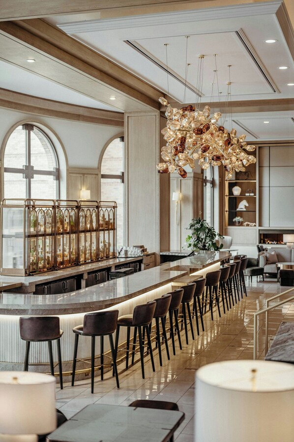 2 間酒吧/酒廊、西班牙小食吧