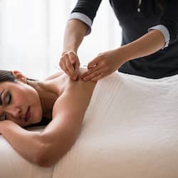 Salas de tratamiento para parejas, sauna y tina de hidromasaje