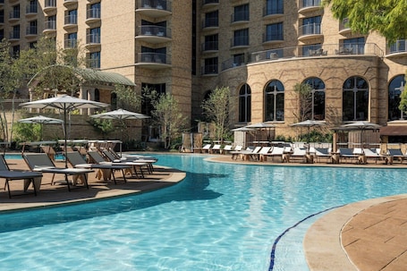 Een binnenzwembad, een buitenzwembad, zwembadcabana's (toeslag)