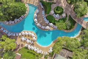 Una piscina cubierta, una piscina al aire libre