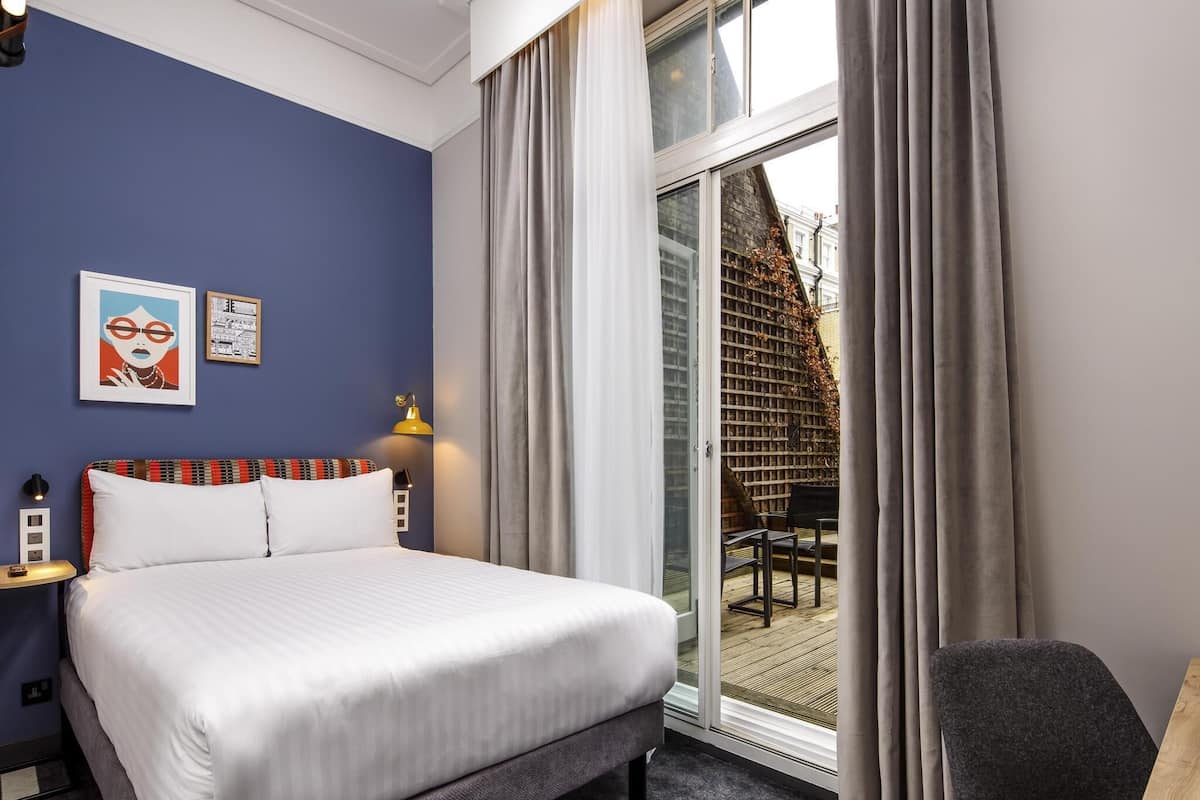 Kamar, 1 Tempat Tidur Double, balkon | Seprai antialergi, brankas, dan didekorasi berbeda-beda