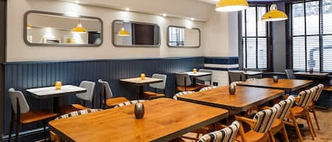 매일 뷔페 아침 식사(1인당 GBP 13.50)