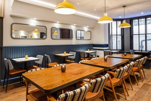 Petit déjeuner buffet (13.50 GBP par personne)