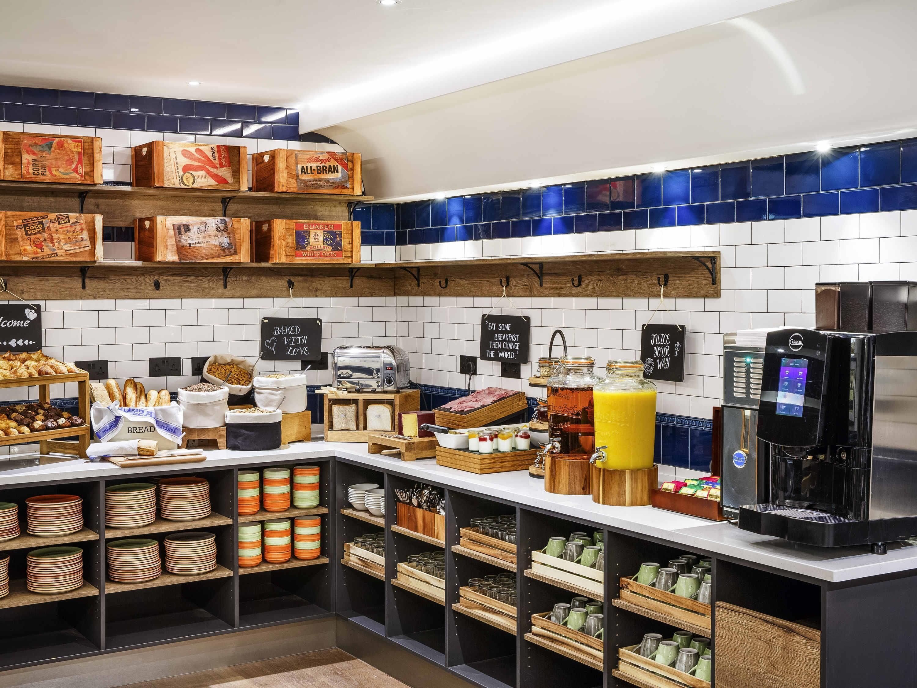 每日供应自助式早餐（每人 GBP 13.50）