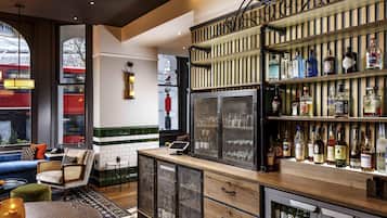 Bar (trong khuôn viên)