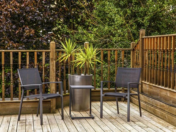 Rum - 1 dubbels äng - balkong | Allergitestade sängkläder och värdeförvaringsskåp på rummet