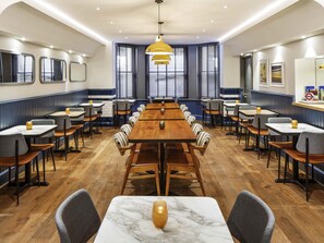 Café da manhã com buffet diário (GBP 13.50 por pessoa) 