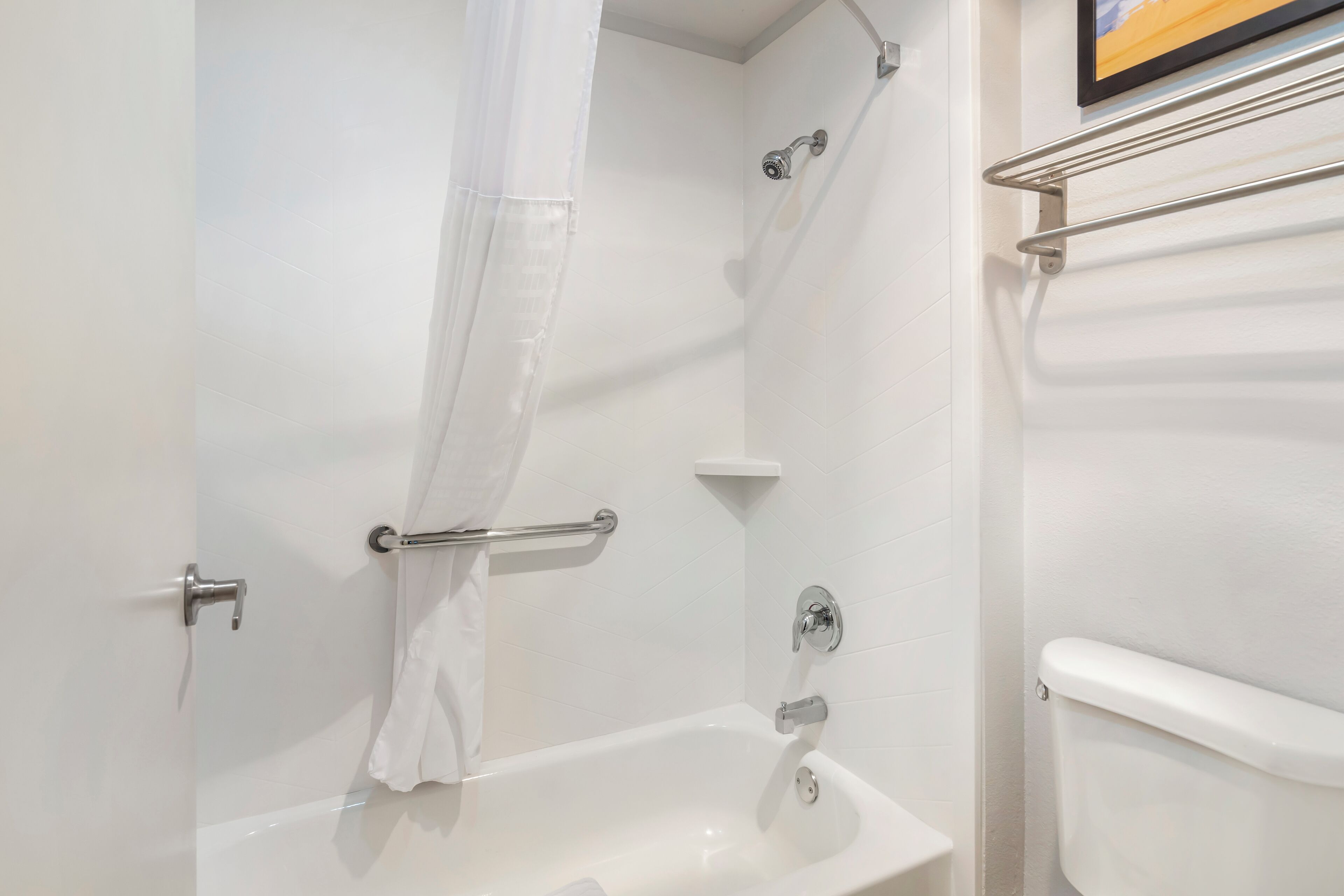 Combined shower/tub, free toiletries, hair dryer, towels