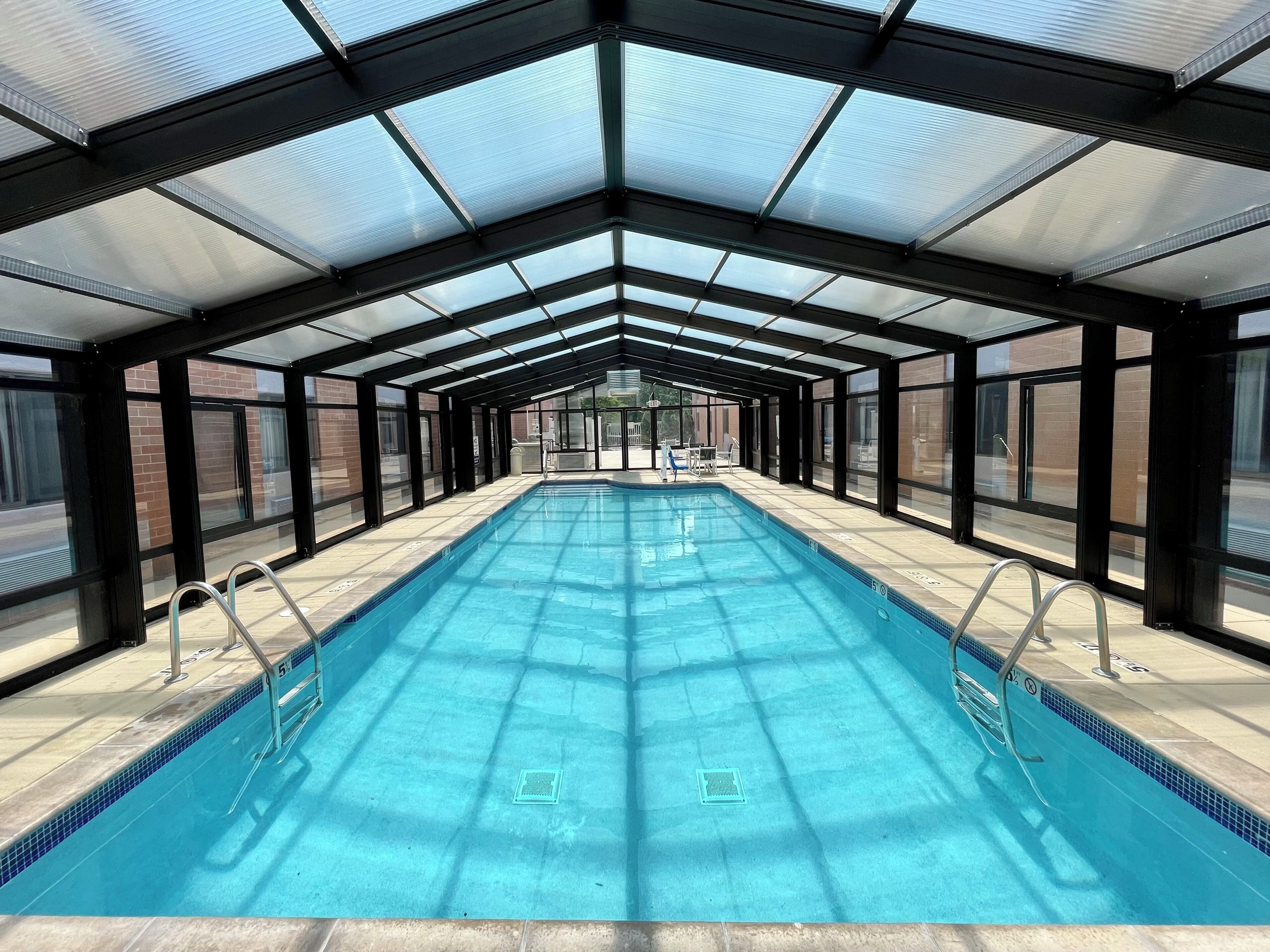 Una piscina al aire libre de temporada