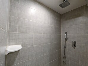 Combined shower/tub, free toiletries, hair dryer, towels - Comfort Inn & Suites Mundelein-Vernon Hills (Mundelein)
