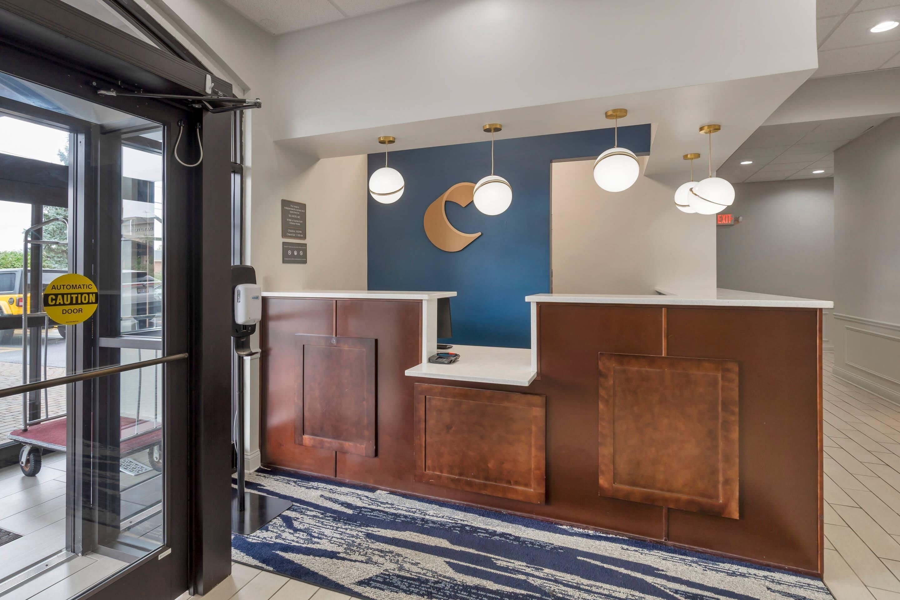 Una recepción con pared azul, decoración de luna creciente y luces colgantes.