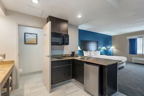 Suite, 1 cama de matrimonio grande con sofá cama, no fumadores, cocina | Cocina privada | Frigorífico, microondas y cafetera o tetera