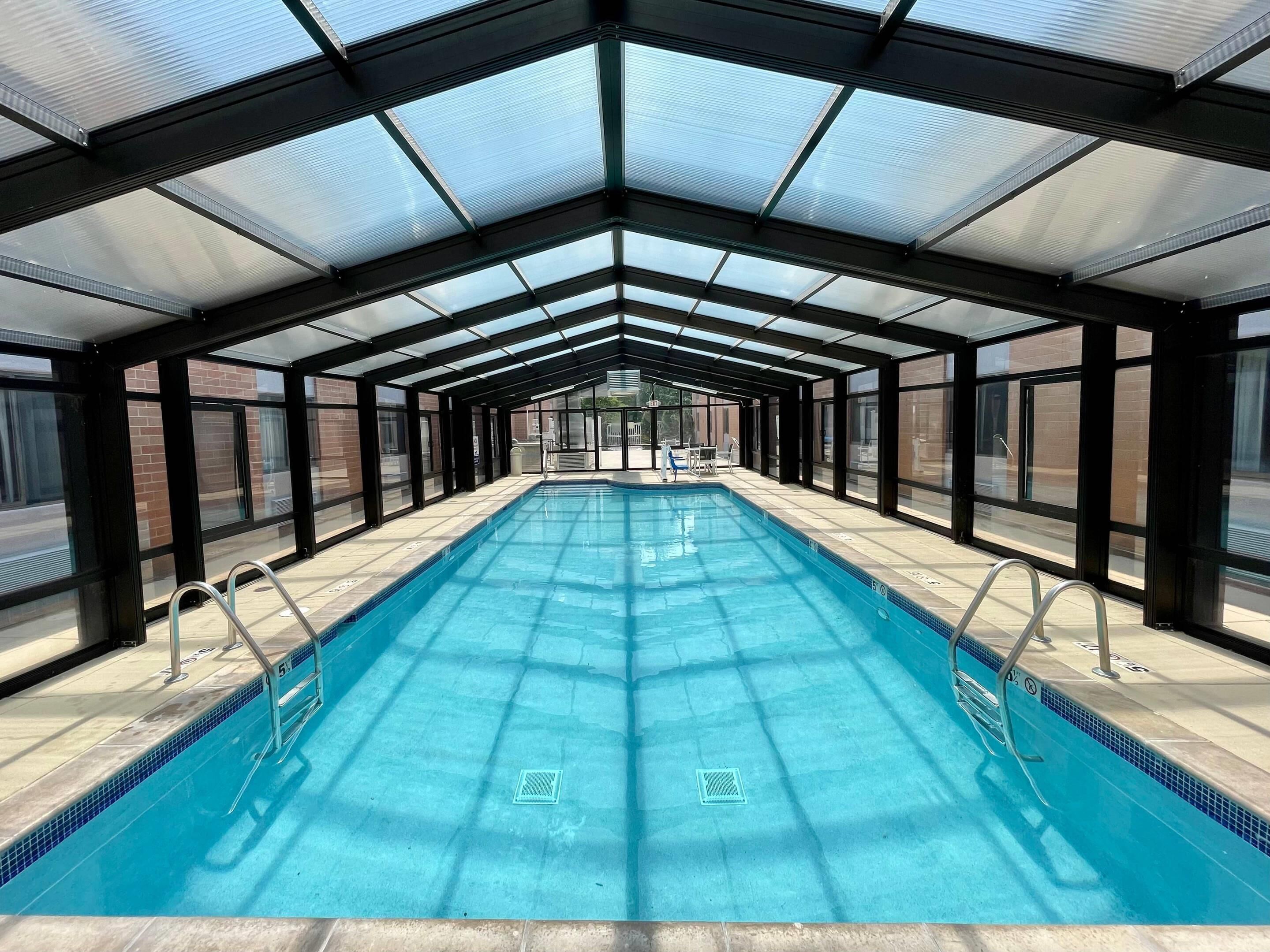 Una piscina al aire libre de temporada