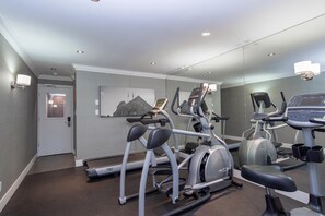 A gym with treadmills, ellipticals, and a stationary bike. - Sandman Hotel Vernon (Vernon)