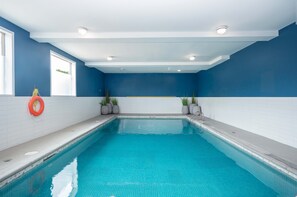 Indoor pool - Sandman Hotel Vernon (Vernon)