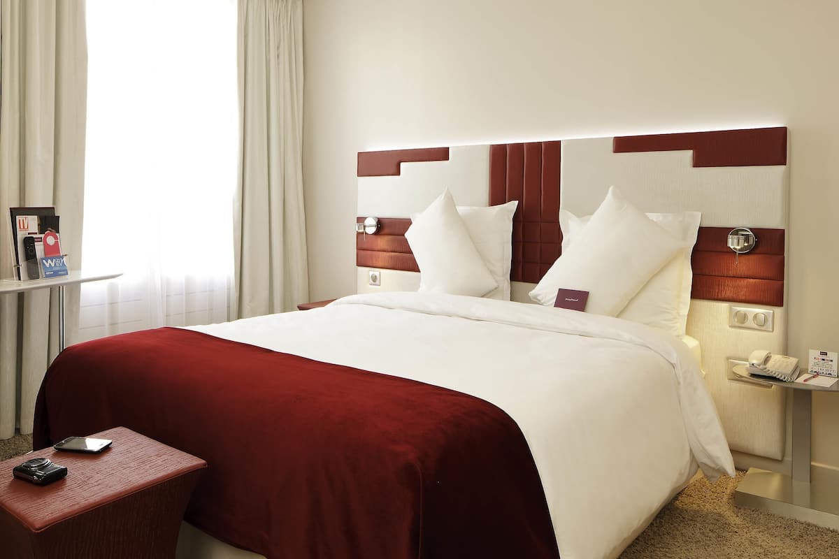 Chambre Supérieure, 1 lit double | Coffres-forts dans les chambres, bureau, rideaux occultants