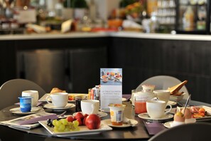 Daily buffet breakfast for a fee - Mercure Paris Opéra Faubourg Montmartre (Paris)