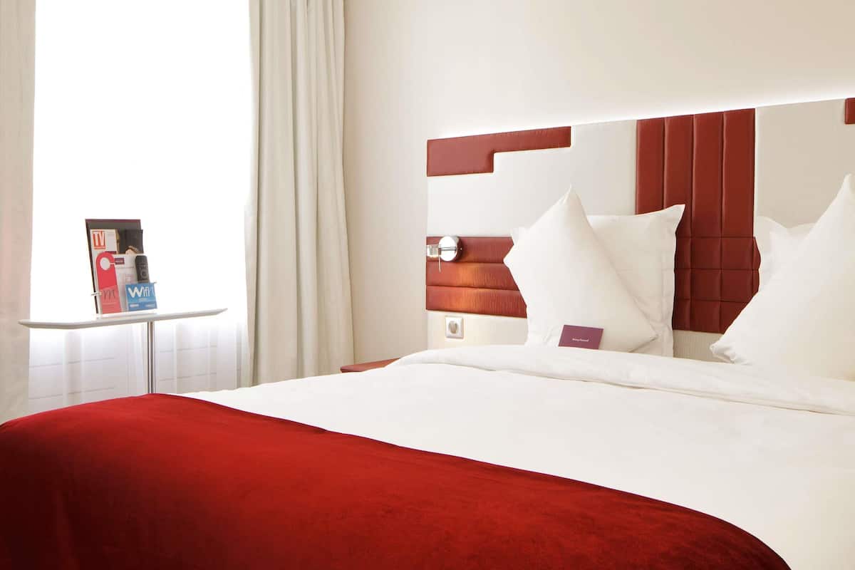 Caja de seguridad en la habitación, escritorio y cortinas blackout