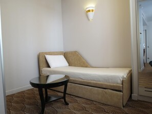 In-room safe, desk, blackout curtains, iron/ironing board - Mercure Paris Opéra Faubourg Montmartre (Paris)