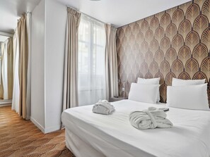 In-room safe, desk, blackout drapes, iron/ironing board - Mercure Paris Opéra Faubourg Montmartre (Paris)