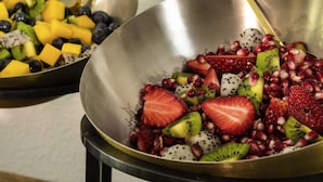 Two metal bowls filled with a variety of fresh fruits. - Mercure Paris Opéra Faubourg Montmartre (Paris)