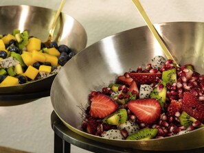 Two metal bowls filled with a variety of fresh fruits. - Mercure Paris Opéra Faubourg Montmartre (Paris)