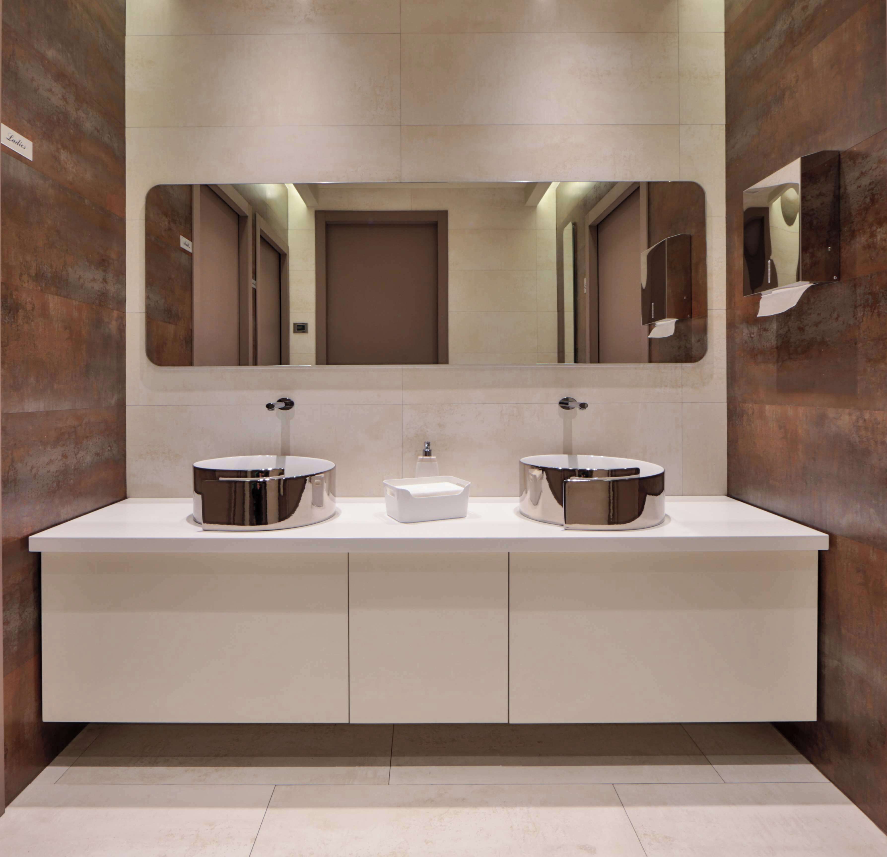 junior suite, 1 queen bed | property amenity