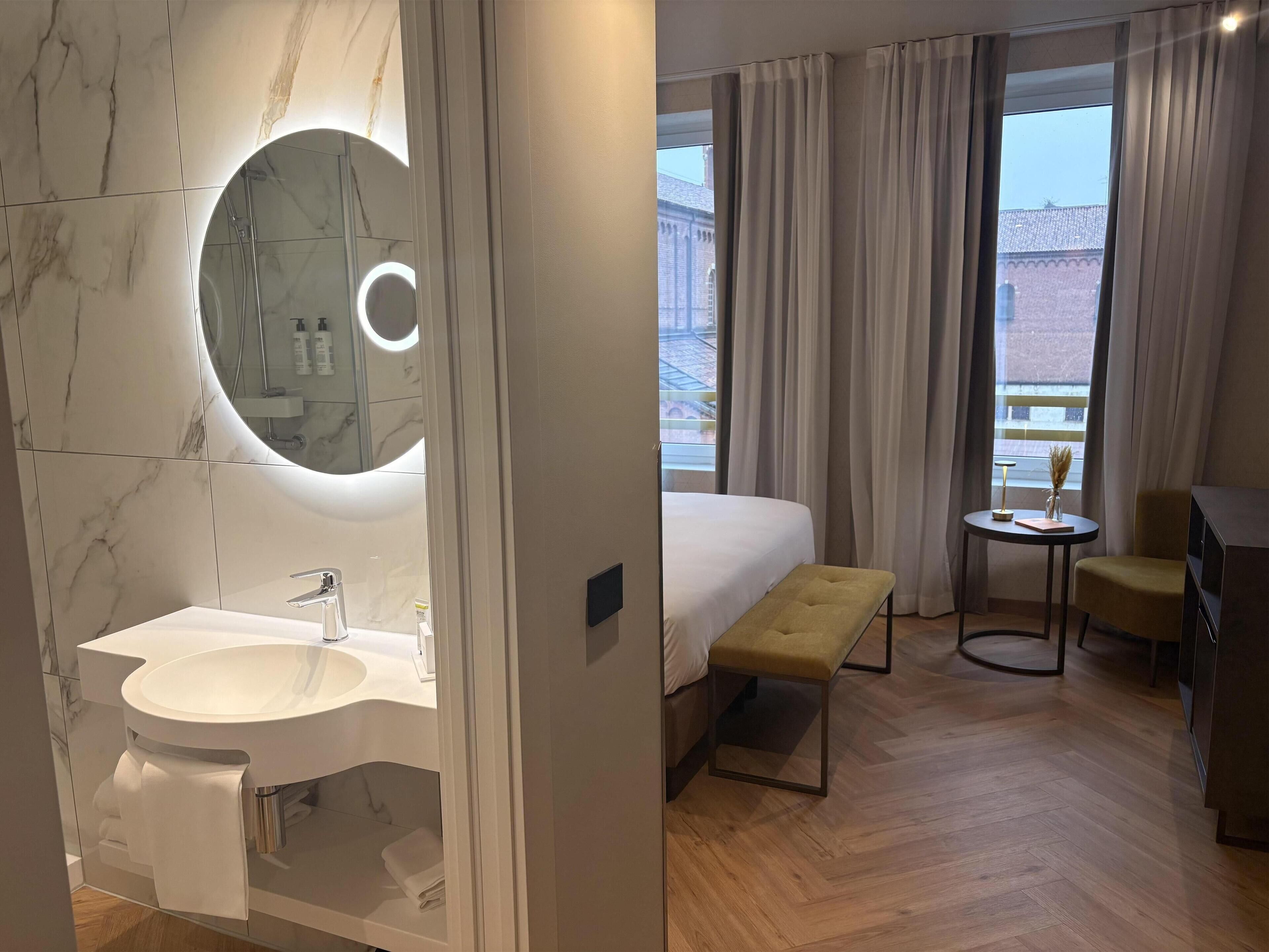 Comfort Room, 1 King Bed, Non Smoking (Converts to 2 Twin Beds) | Minibar, in-room safe, soundproofing, free WiFi