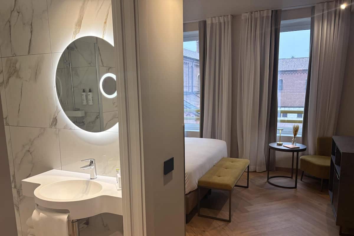 Minibar, in-room safe, soundproofing, free WiFi