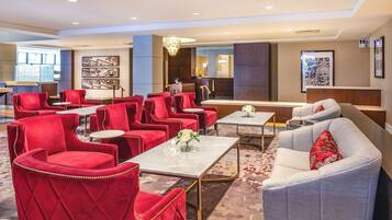 Serveert ontbijt, lunch, diner, Amerikaanse gerechten