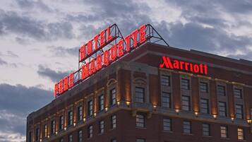 A hotel with a marquee sign and a Marriott logo.