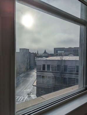 Suite Majestueuse, 1 très grand lit et 1 canapé-lit, baignoire à jets, vue ville | Vue de la chambre