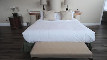 Suite majestueuse, 1 très grand lit et 1 canapé-lit, baignoire à jets, vue sur la ville | Draps en coton égyptien, literie de qualité, couette en duvet