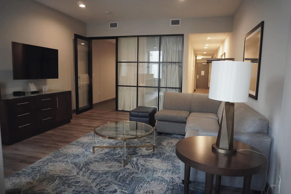 Suite Deluxe, 2 grands lits, vue ville (Separate Living/Dining, Shower only) | Draps en coton égyptien, literie de qualité supérieure