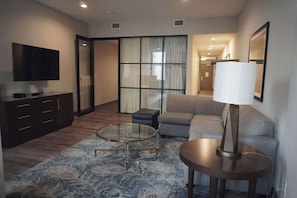 Suite Deluxe, 2 grands lits, vue ville (Separate Living/Dining, Shower only)