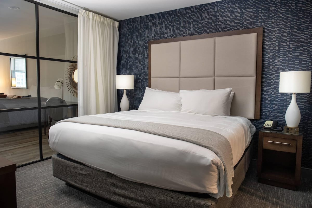 Suite, 1 cama King size y sofá cama, para no fumadores | Sábanas de algodón egipcio, ropa de cama de alta calidad y edredón