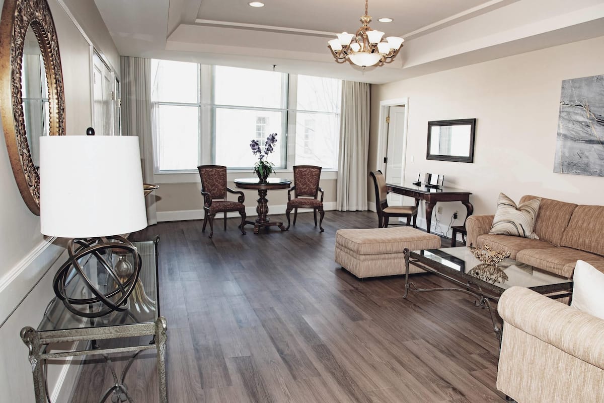 Suite Majestueuse, 1 très grand lit et 1 canapé-lit, baignoire à jets, vue ville | Draps en coton égyptien, literie de qualité supérieure