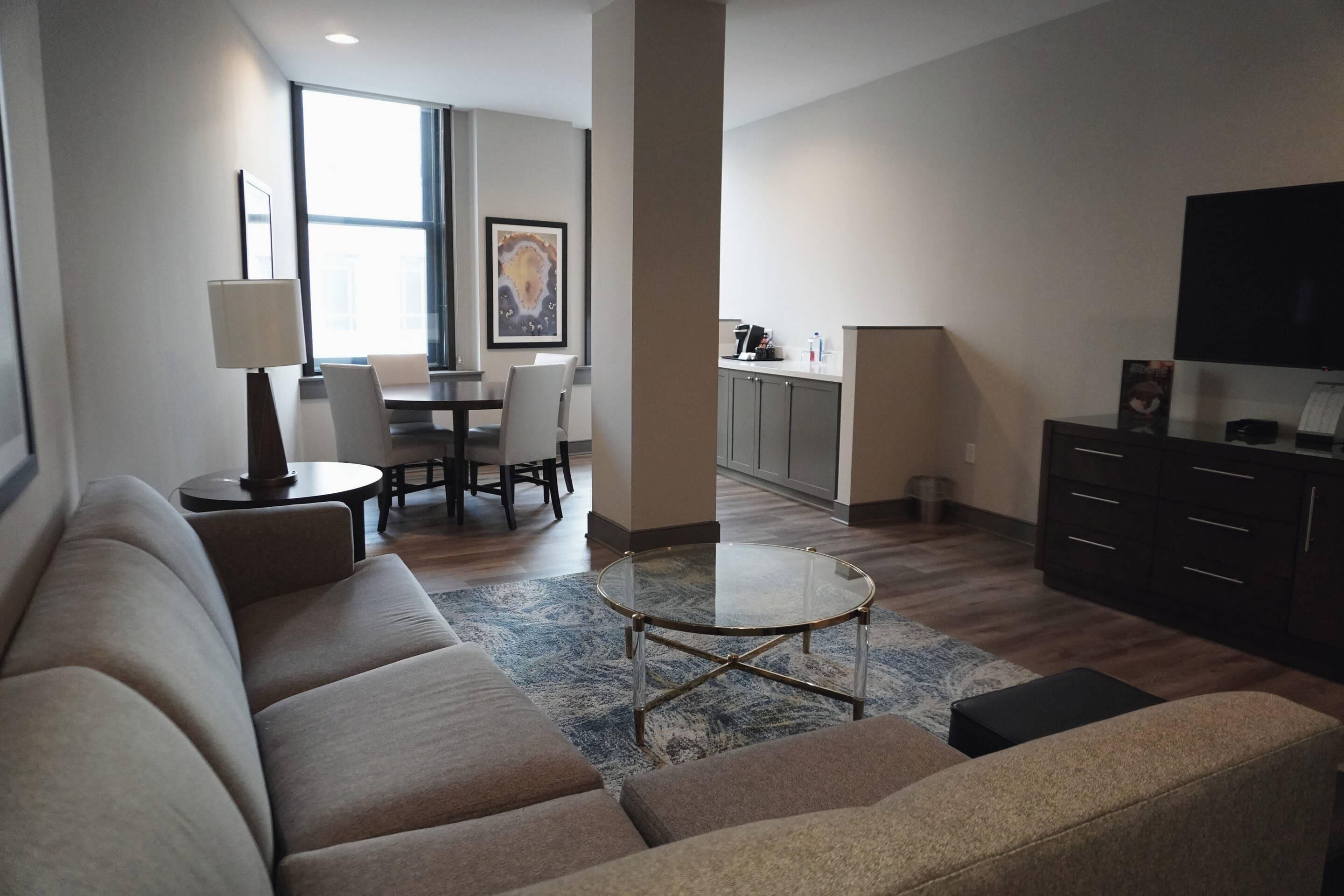 Suite – deluxe, 2 queensize-senger, byutsikt (Separate Living/Dining, Shower only) | Sengetøy i egyptisk bomull, sengetøy av topp kvalitet og dundyner