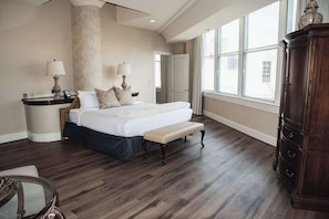 Suite Majestueuse, 1 très grand lit et 1 canapé-lit, bain à remous, vue ville