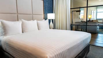 Deluxe suite, 1 kingsize bed met slaapbank, niet-roken, uitzicht op stad | Lakens van Egyptisch katoen, luxe beddengoed, donzen dekbedden