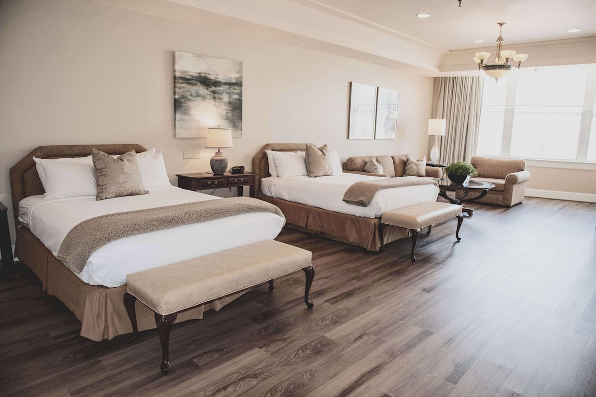 Suite Supérieure, 2 grands lits (Garden Tub, Sep. Shower, Pet Friendly)