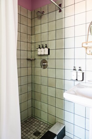 King Room (24/7 Front Desk) | Bathroom | Shower, free toiletries, hair dryer, towels