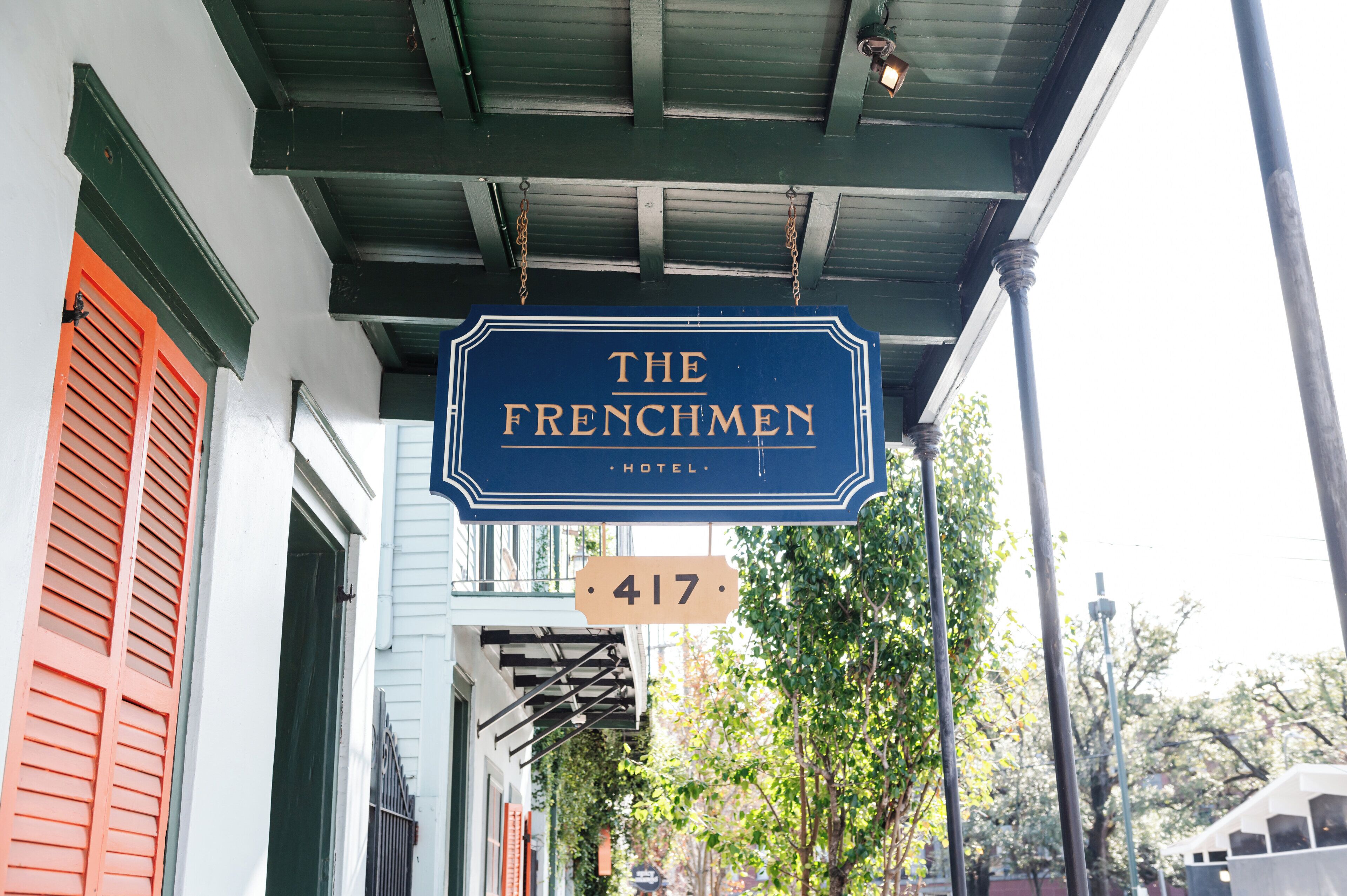 Een hotelschild met de naam 'The Frenchmen Hotel' en het nummer 417.