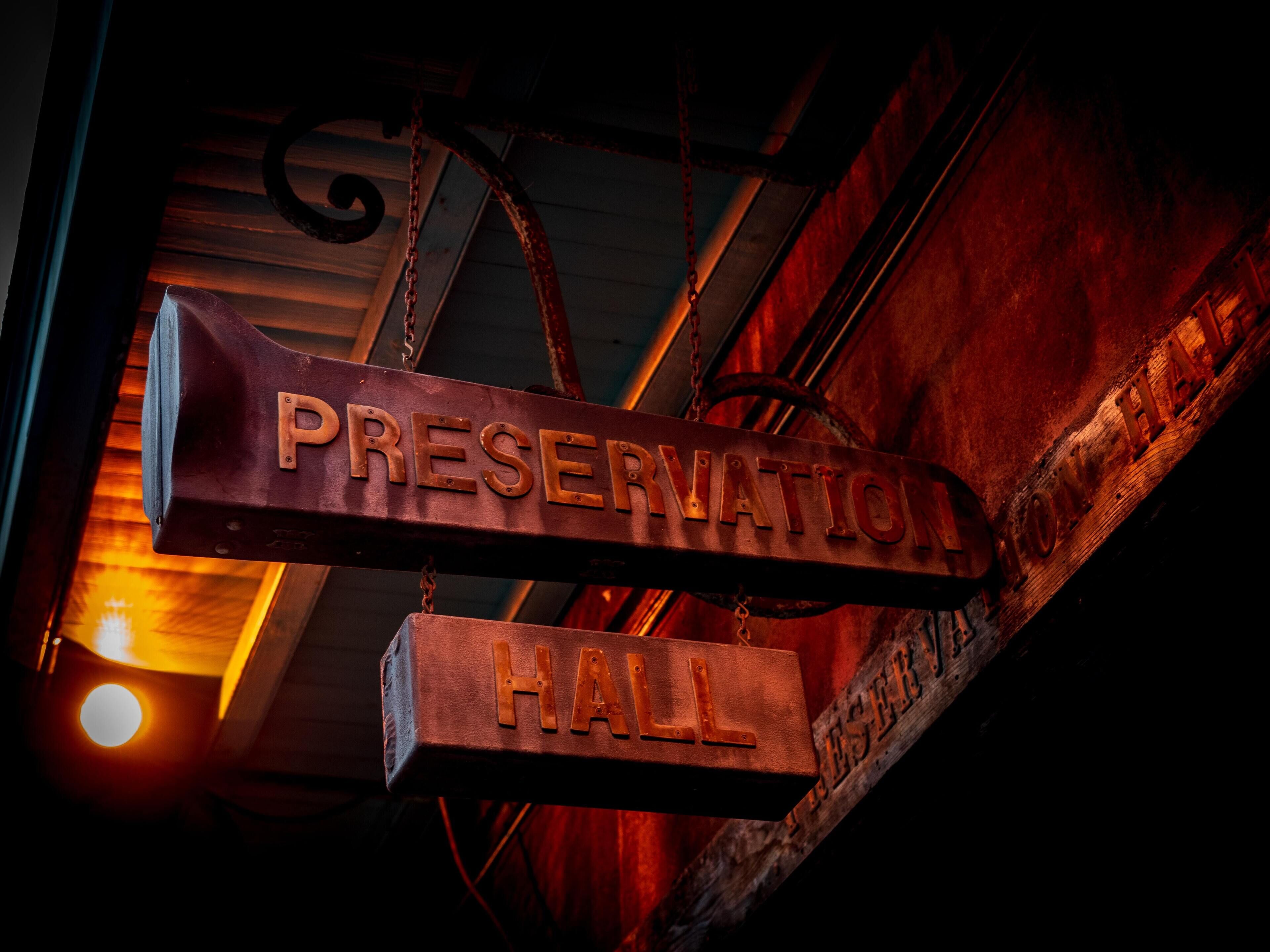 Ein Schild mit den Aufschriften "PRESERVATION" und "HALL" in rustikal-industriellem Stil.