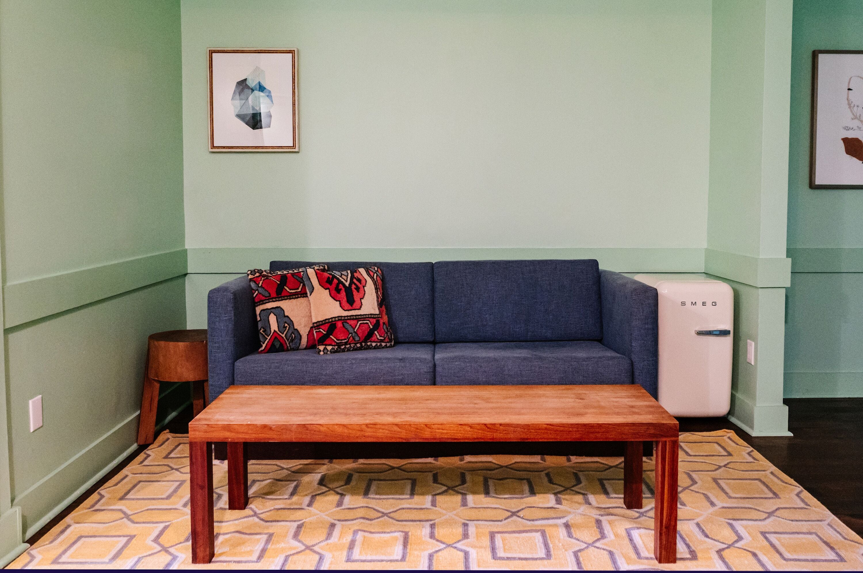 Suite Deluxe, varias camas (24/7 Front Desk) | Zona de estar | Televisión LED de 40 pulgadas con canales por cable