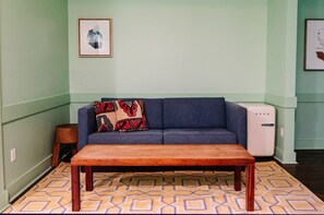 デラックス スイート ベッド (複数台) (24/7 Front Desk) | リビング エリア | 40 インチのLED テレビ (ケーブル放送視聴可)