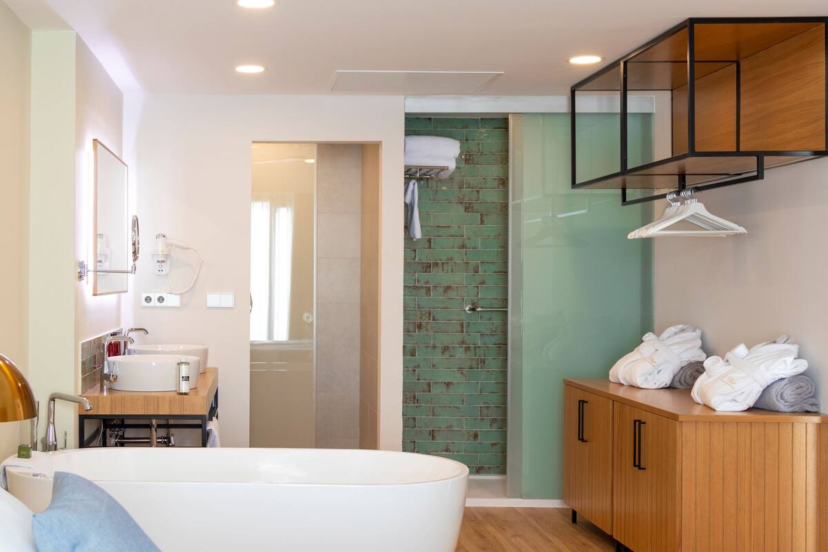 club suite | bathroom | free toiletries, hair dryer, towels