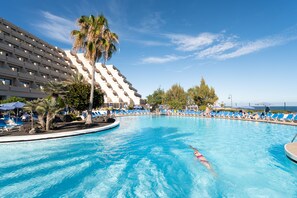 2 piscinas al aire libre, sombrillas, sillones reclinables de piscina