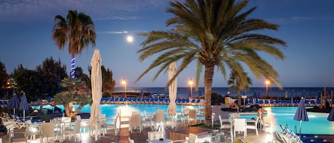 2 outdoor pools, pool umbrellas, pool loungers